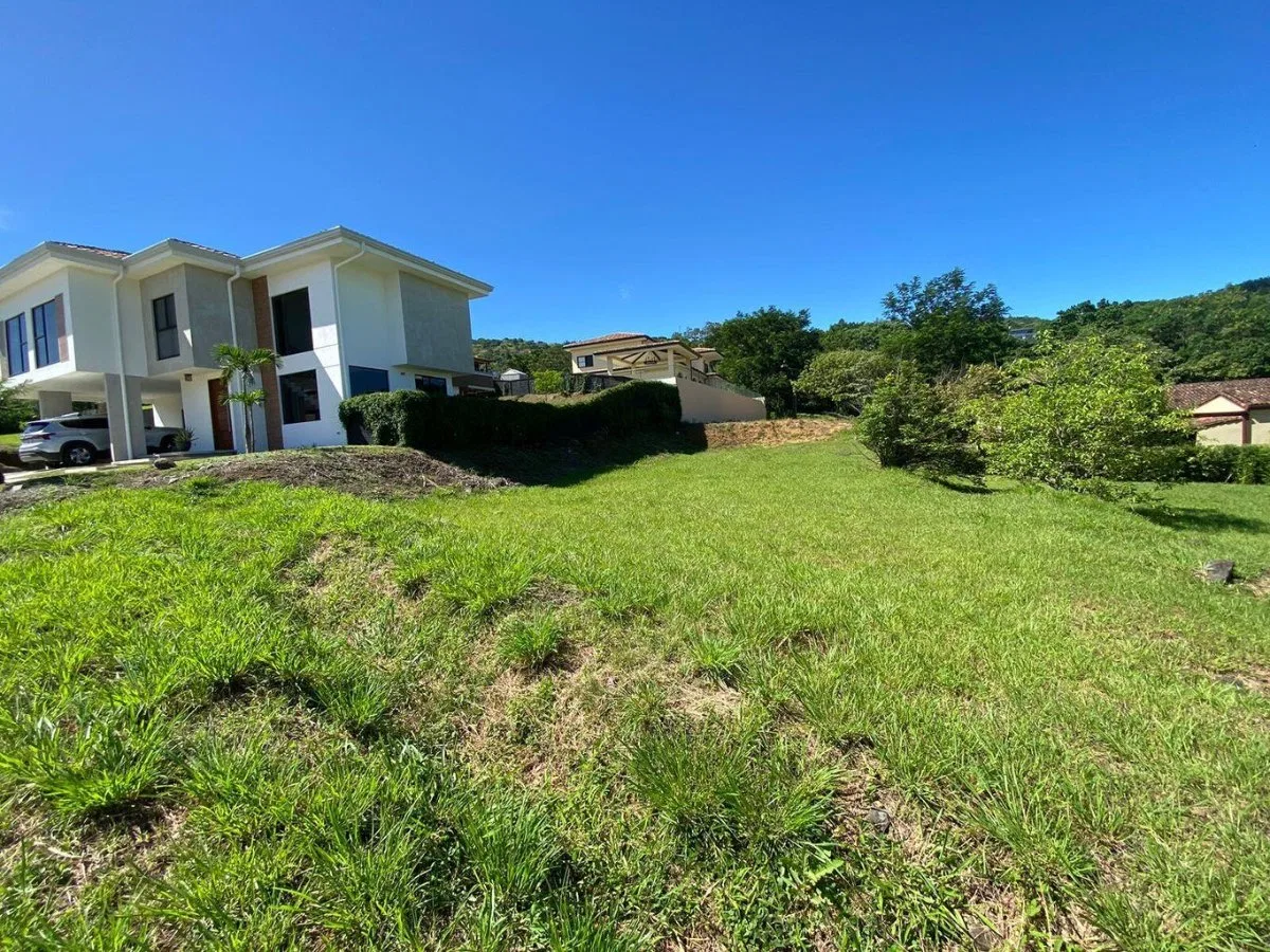 Lote en condominio con amenidades y entorno ideal para construir tu hogar #25-95 GS - Venta en Santa Ana