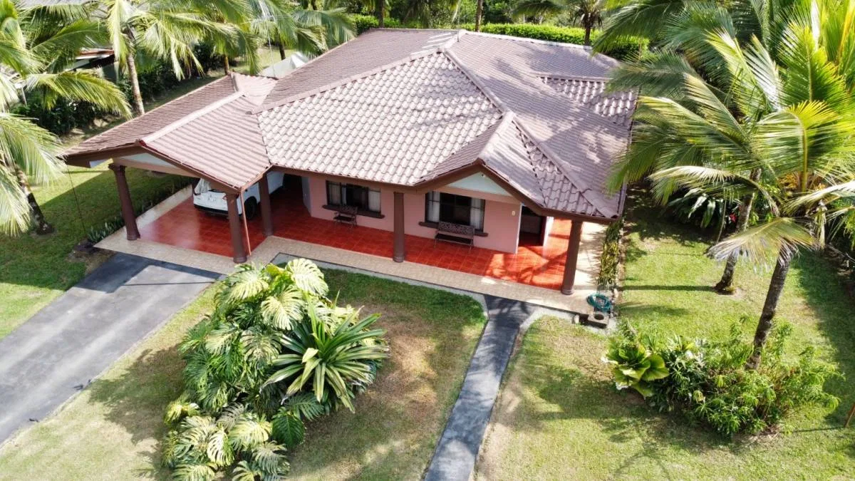 AMAZING OPPORTUNITY : 3 BEDROOM HOME PLUS GUEST HOUSE  , FRUIT TREES AND PRIVACY – 1.23 ACRES