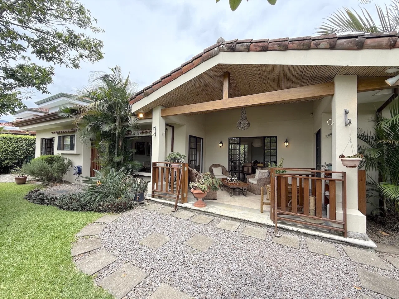 Single-Level Designer Home in Exclusive Gated Community in Santa Ana, photo 2