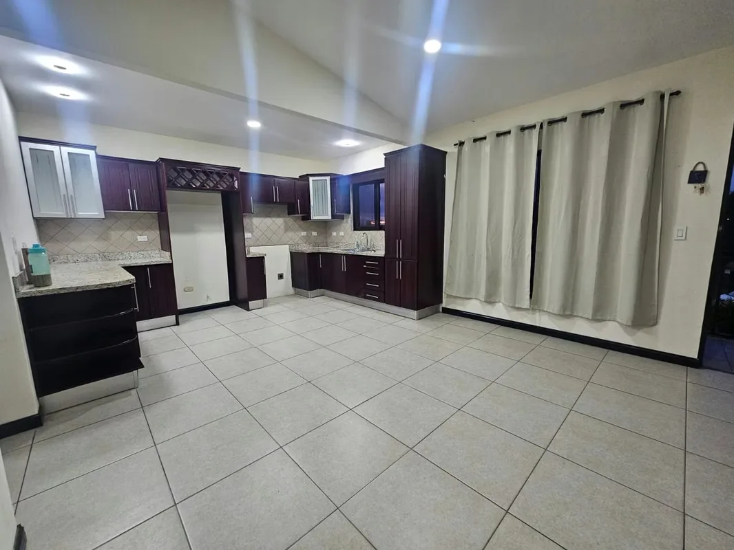 Moderno y cómodo apartamento ubicado en Santa Ana centro, en un tercer piso, con excelente ...