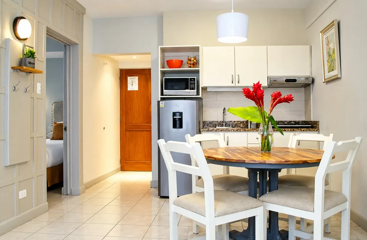APARTAMENTO AMOBLADO EN ALQUILER, EN LA SABANA. 22-288