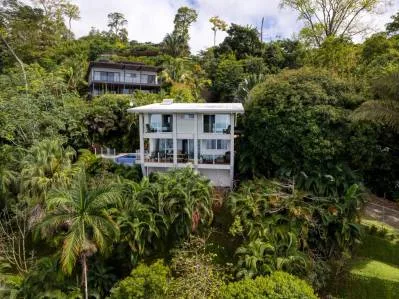 Un moderno refugio en la jungla con vistas panorámicas de la cola de ballena