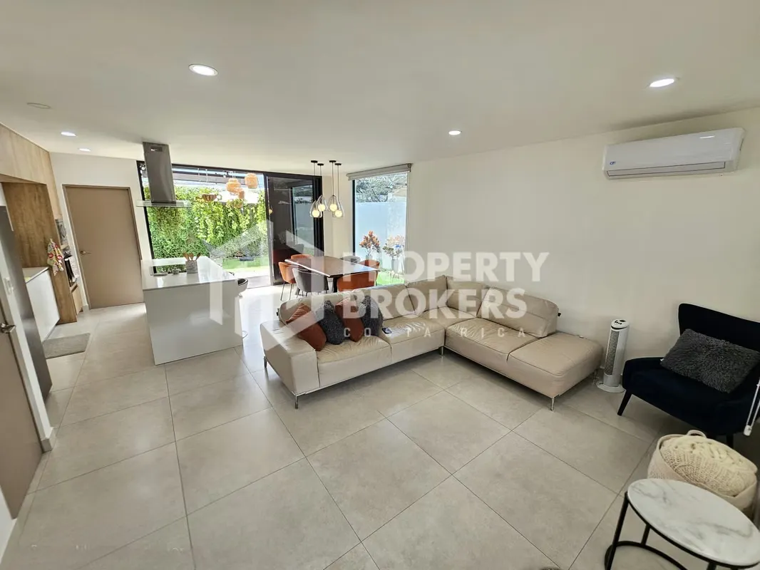 Alquiler de hermosa casa amoblada en condominio en el corazón de Pozos de Santa Ana. La misma cuenta con la siguiente distribución:, photo 2