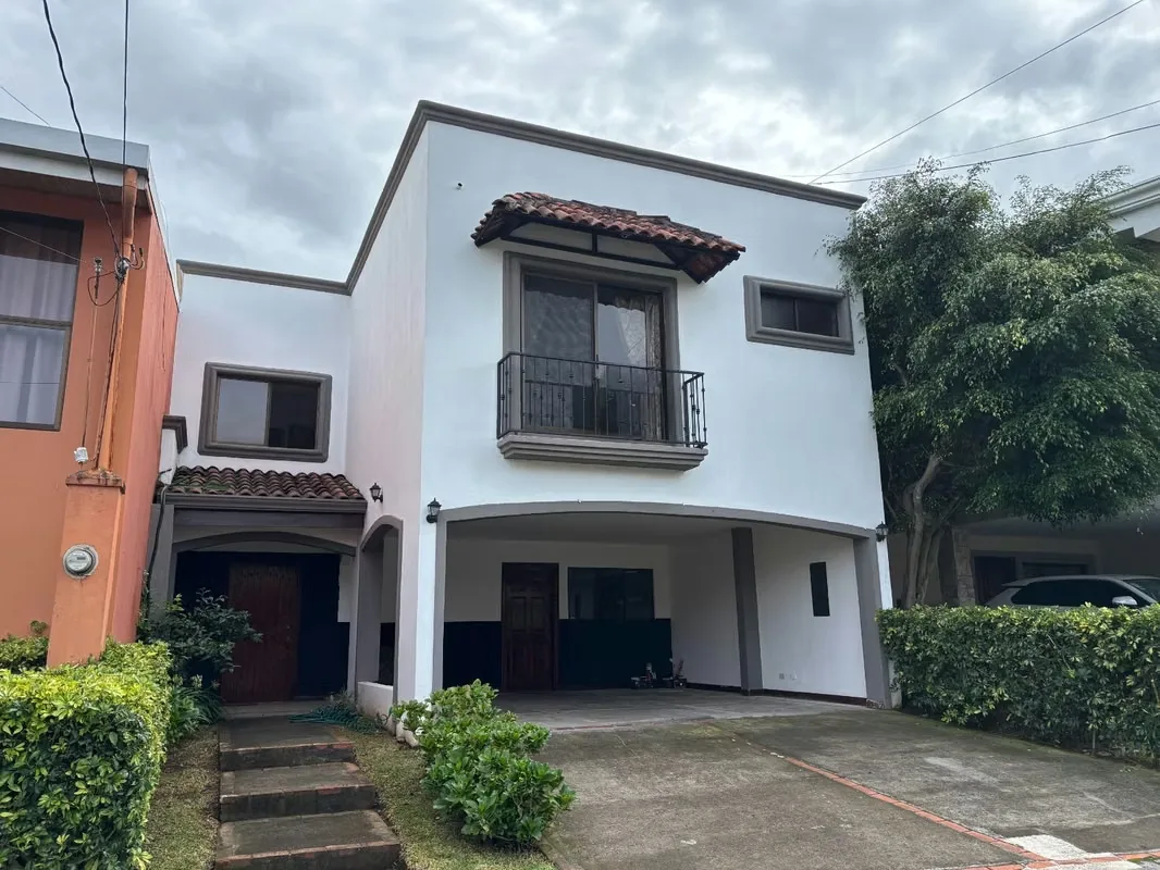Amplia y confortable casa de dos niveles, con 4 dormitorios, 4 garajes y excelentes espacios para disfrutar en familia o recibir invitados. La propiedad destaca por su sólida ...