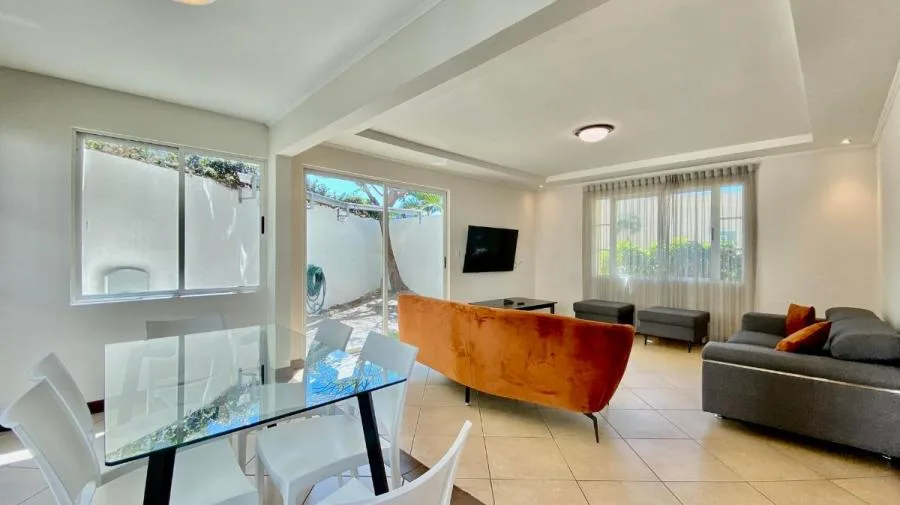 Casa Amueblada en Alquiler en Exclusivo Condominio en Guachipelín Sur (OFC 25-954) - Alquiler / Renta en Escazú