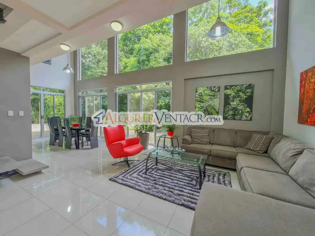 Hermosa casa independiente de estilo contemporáneo, completamente amueblada, ubicada en un exclusivo condominio ...