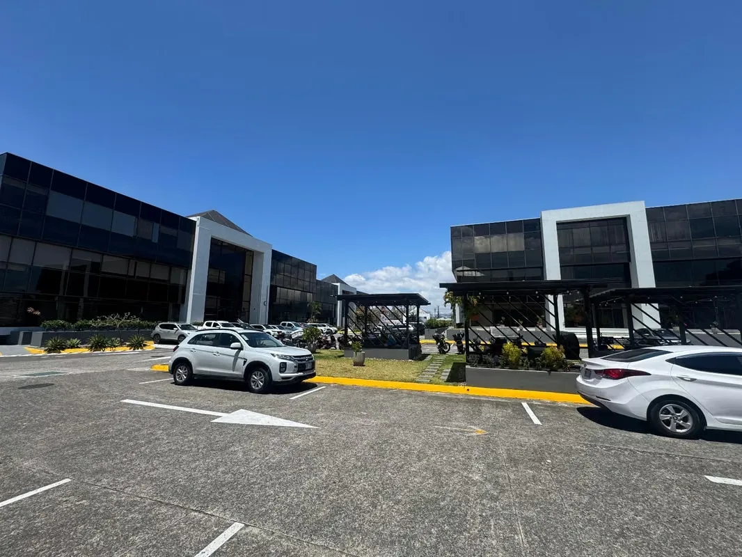 Oficina amueblada de 247 m² con aire acondicionado y 4 estacionamientos en Ofiplaza del Este