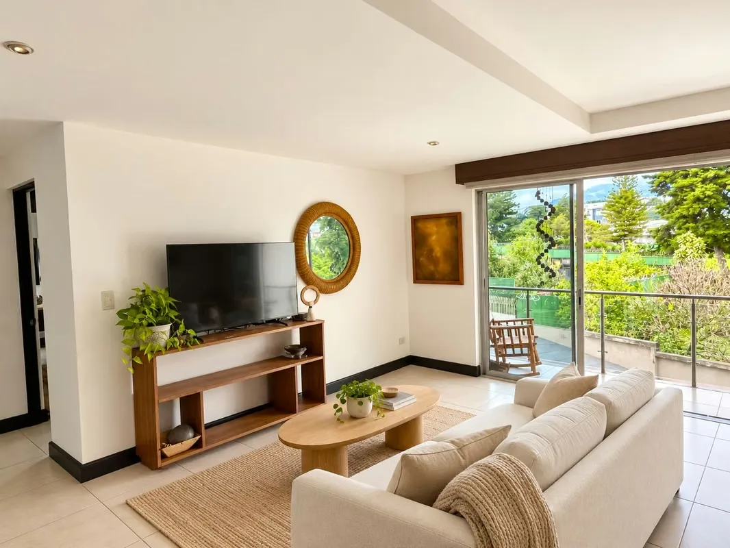 Disfrutar de un estilo de vida lleno de comodidad, exclusividad y tranquilidad es completamente posible en este magnífico apartamento ubicado dentro del exclusivo Condominio Villa ...