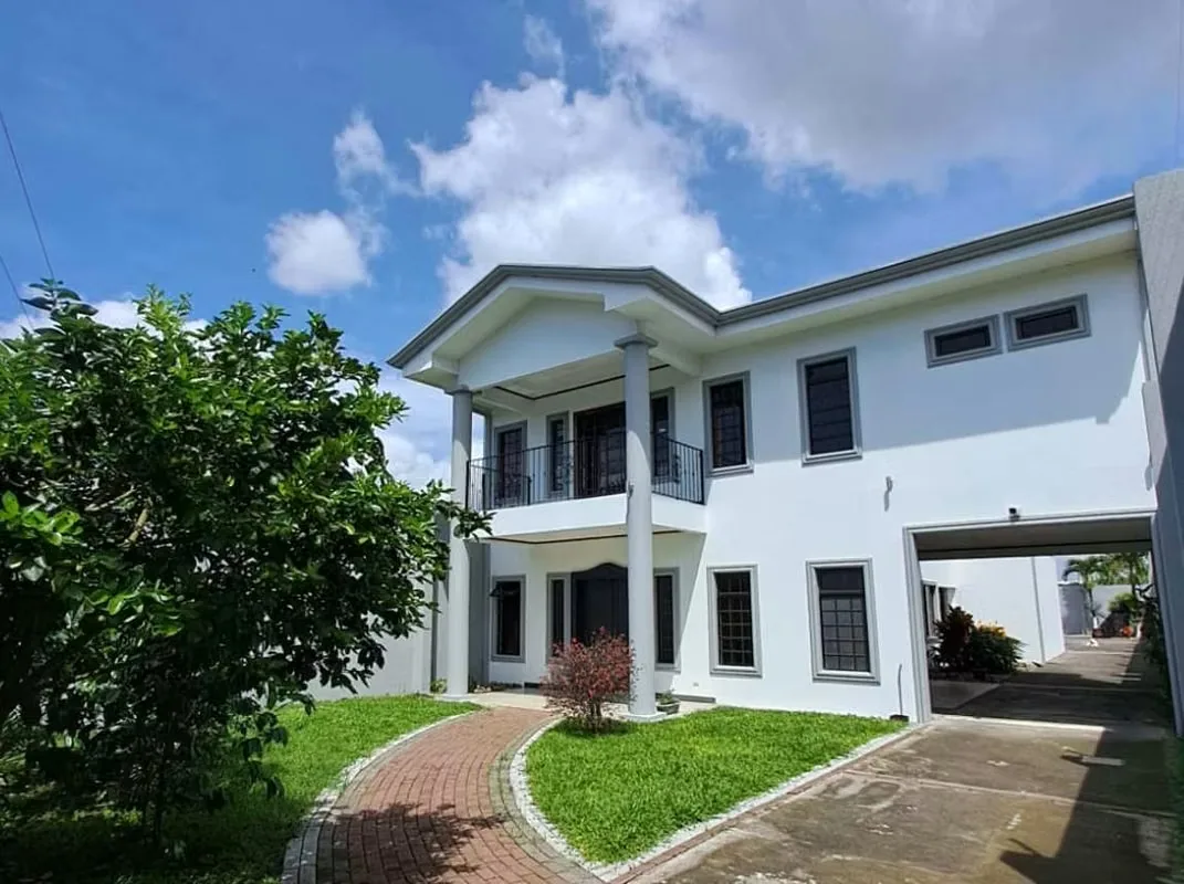 This luxurious home is ready for immediate move-in, located in the exclusive neighborhood of Santo Domingo, Heredia, where the ...