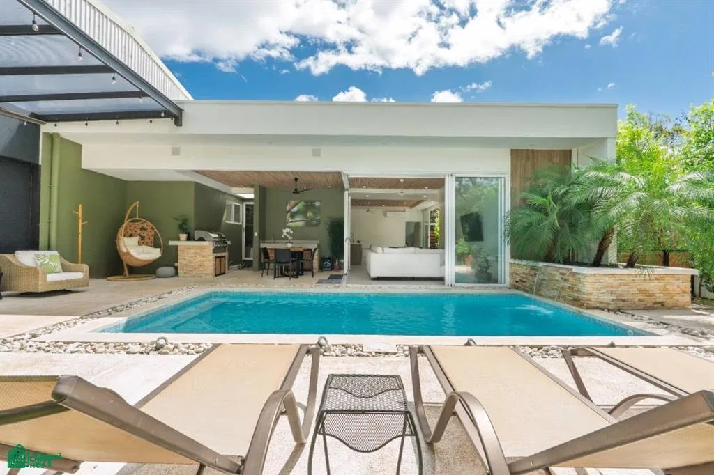 Casa Cocobolo | Residencia Contemporánea con Piscina y Terraza Techada