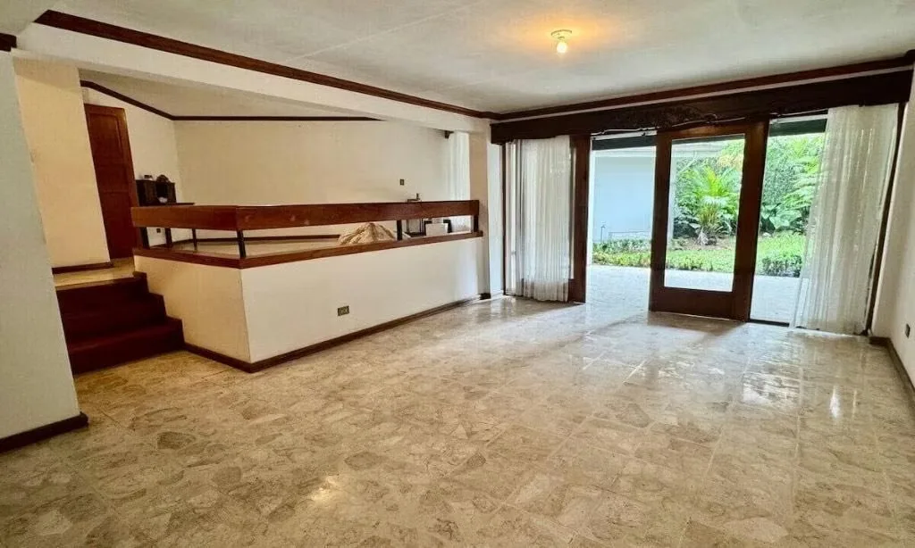 Primera planta: Sala, comedor, ½ baño de visitas, terraza, jardín, cocina, cuarto de lavandería, ...