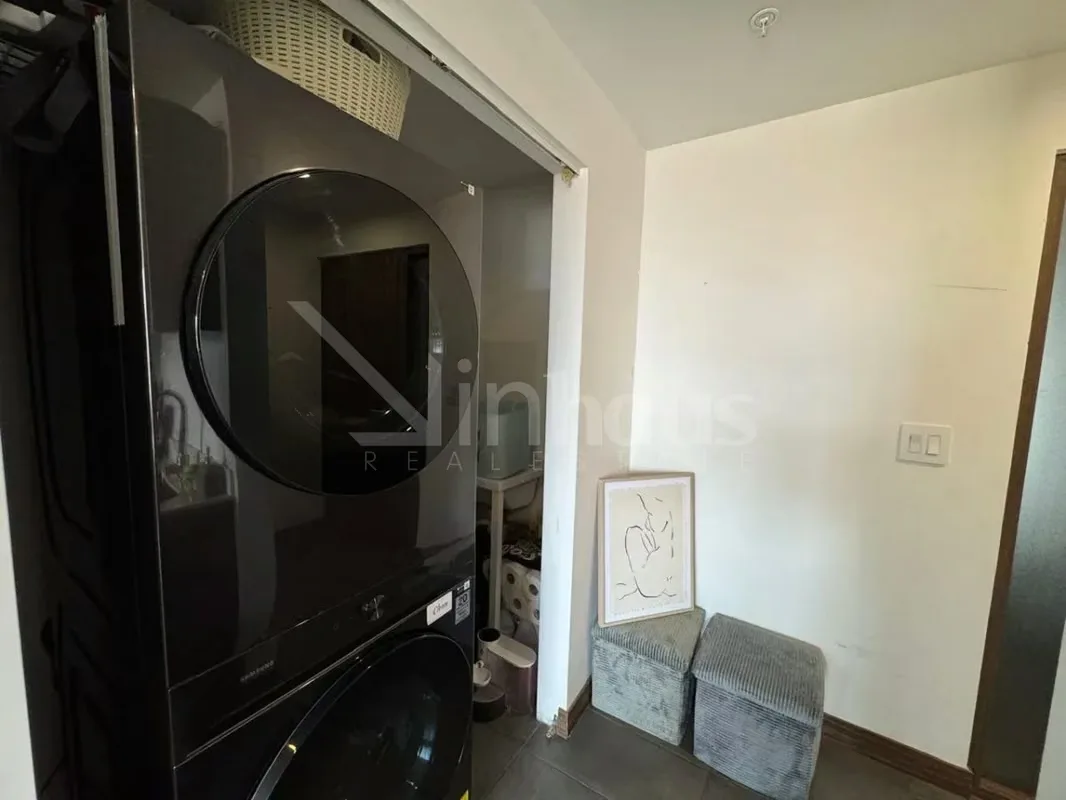 El apartamento tiene un vestíbulo, closet de área de pilas, espacio social abierto de cocina con desayunador y sala con ..., photo 13