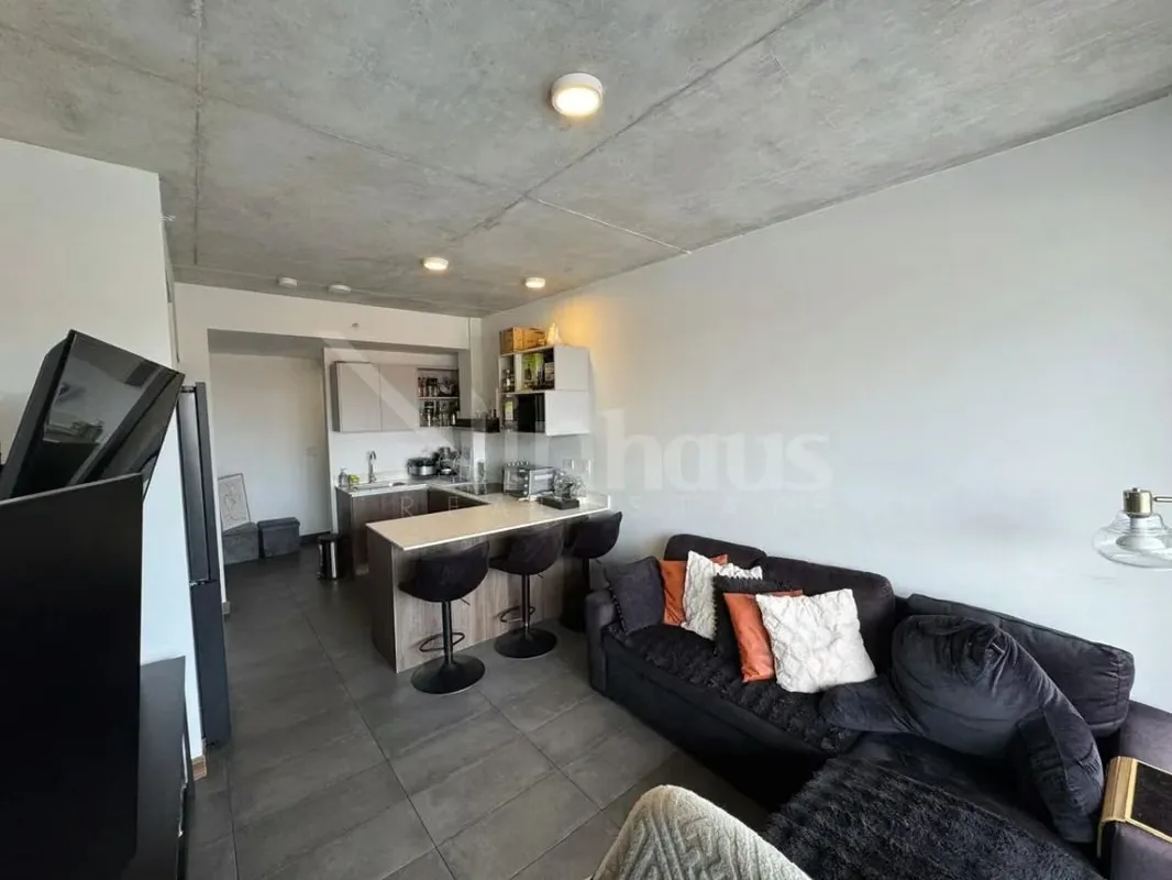 El apartamento tiene un vestíbulo, closet de área de pilas, espacio social abierto de cocina con desayunador y sala con ..., photo 14