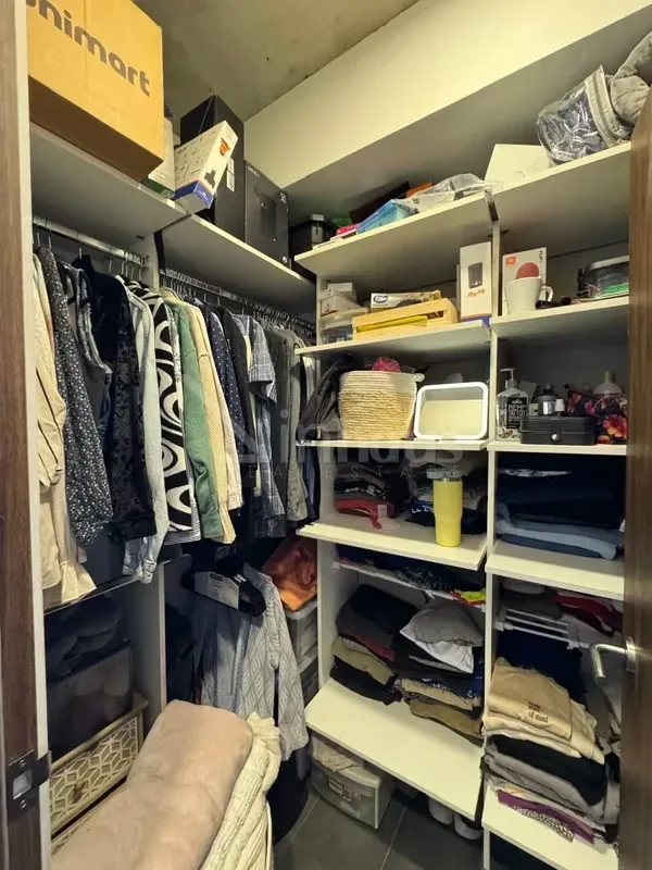 El apartamento tiene un vestíbulo, closet de área de pilas, espacio social abierto de cocina con desayunador y sala con ..., photo 15