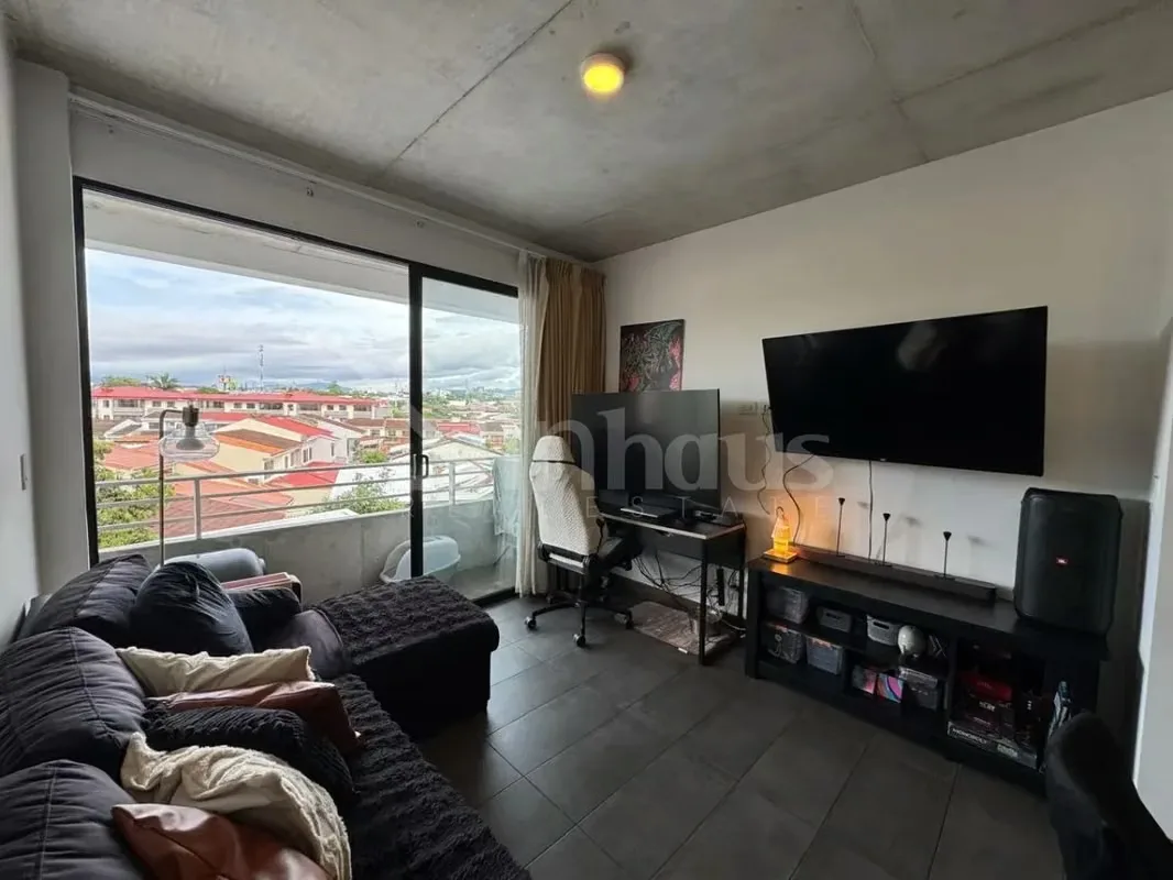 El apartamento tiene un vestíbulo, closet de área de pilas, espacio social abierto de cocina con desayunador y sala con ..., photo 4