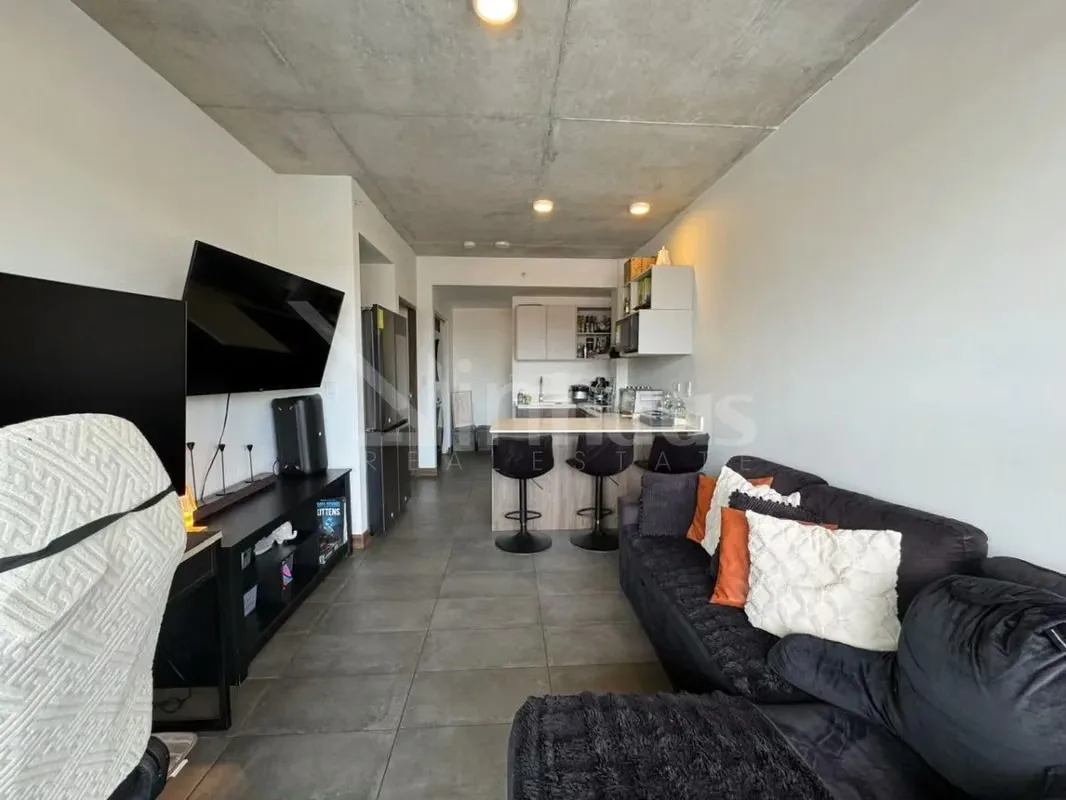 El apartamento tiene un vestíbulo, closet de área de pilas, espacio social abierto de cocina con desayunador y sala con ..., photo 6