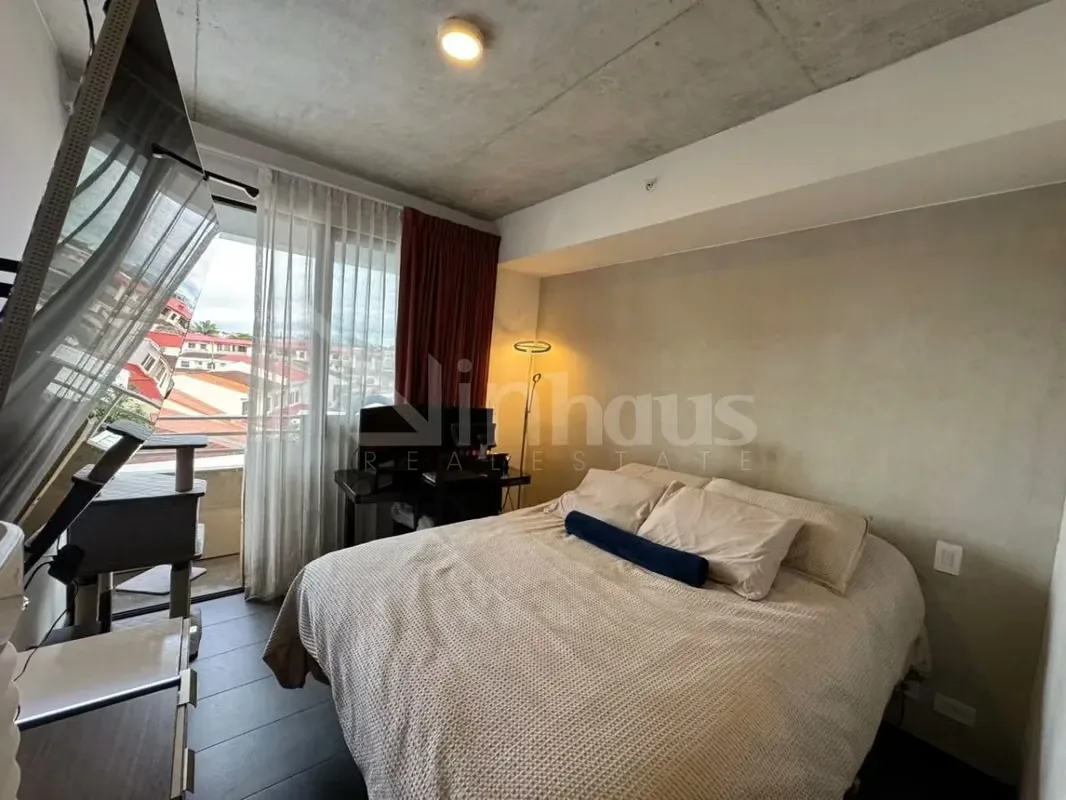 El apartamento tiene un vestíbulo, closet de área de pilas, espacio social abierto de cocina con desayunador y sala con ..., photo 8