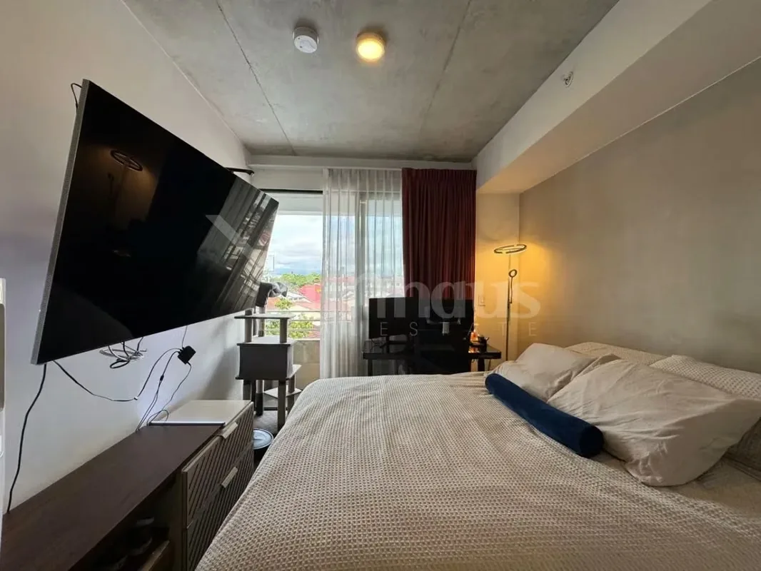El apartamento tiene un vestíbulo, closet de área de pilas, espacio social abierto de cocina con desayunador y sala con ..., photo 9