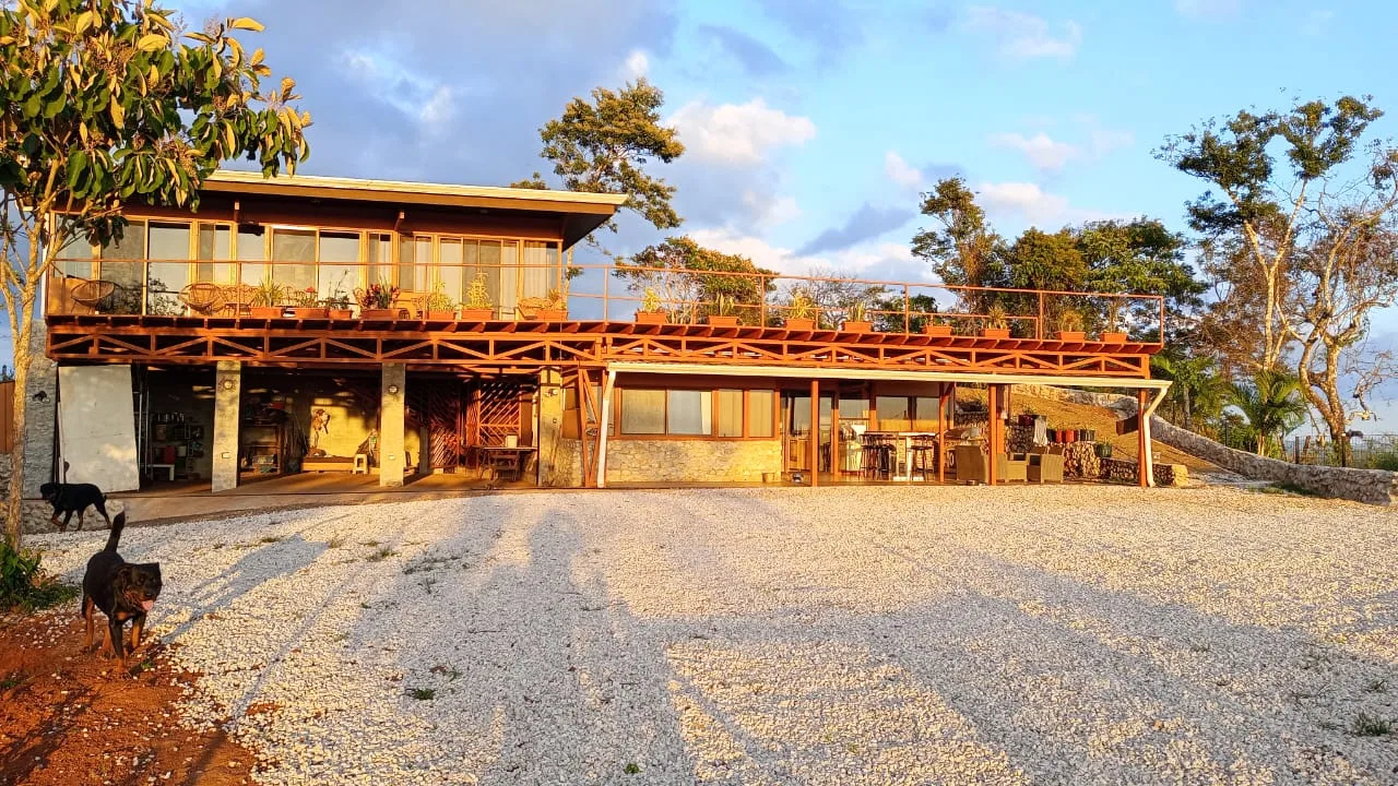 Mountain top paradise with 360 views, 100% off grid home!