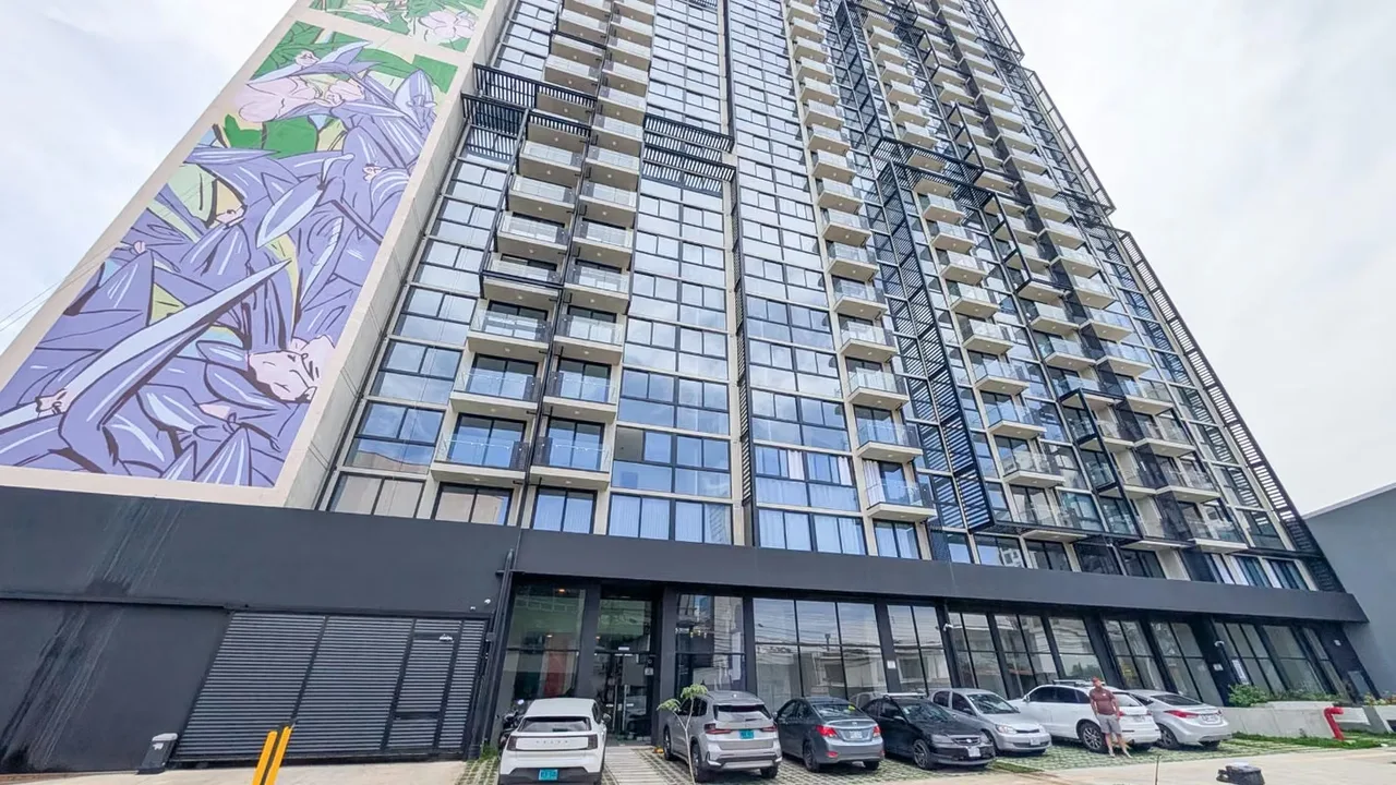 Se encuentra ubicado en la moderna torre Skygarden Sabana, un complejo residencial de 300 apartamentos que garantiza un flujo constante de clientes potenciales.