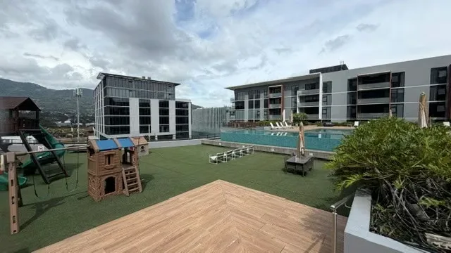 Hermoso apartamento completamente amoblado y listo para habitar, ubicado en el sexto piso de Escazú Village, con excelente acceso a comercios, ...