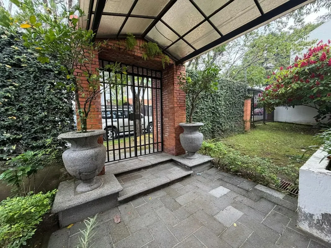 Casa en Venta enSan Pedro con Uso de Suelo Mixto – Amplio Parqueo y Jardín