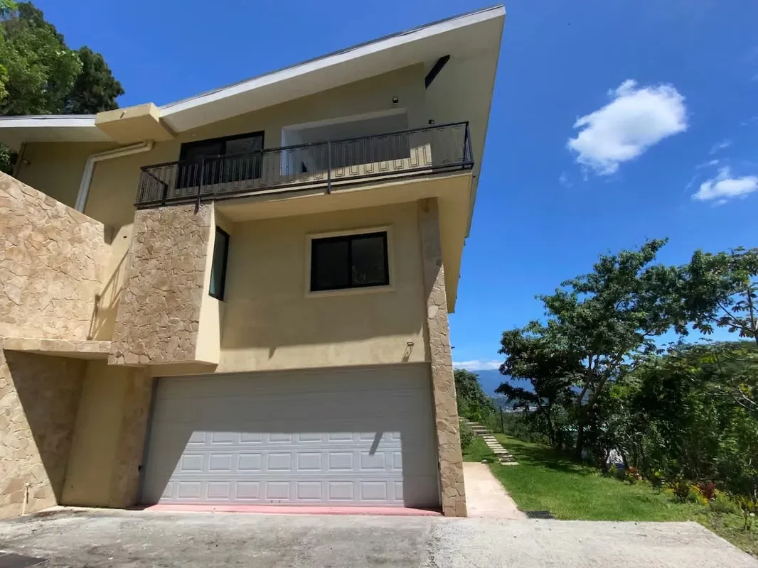 This house is located in a residential area, at the foot of the Santa Ana mountains, in Río Oro. With easy access and quick exit to Route 27. It has security.