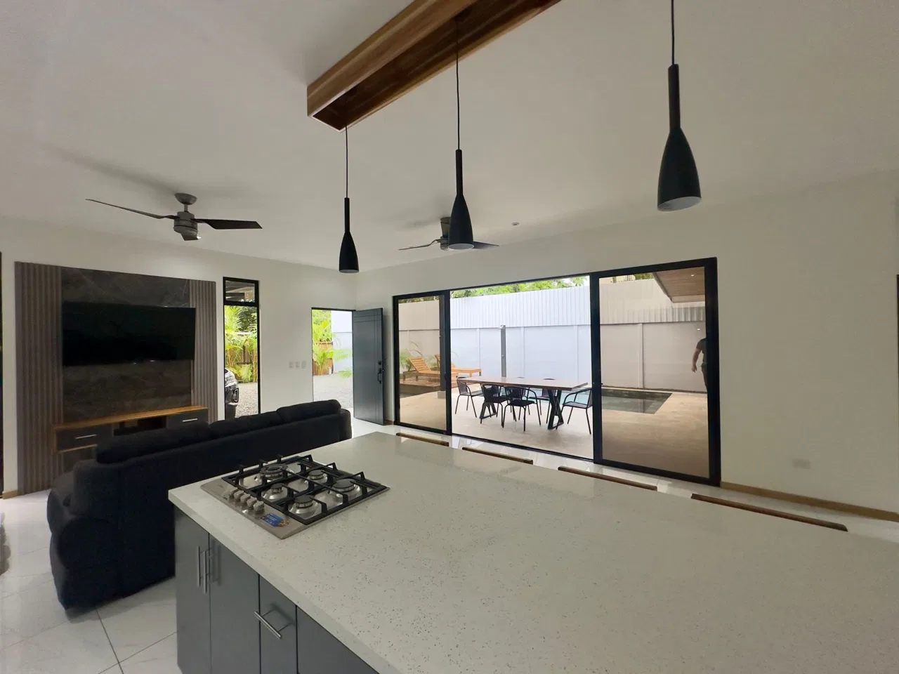 STUNNING 2-BEDROOM HOME IN TRANQUIL COMMUNITY – CLOSE TO MARINO BALLENA NATIONAL PARK – 0.11 ACRES, photo 5