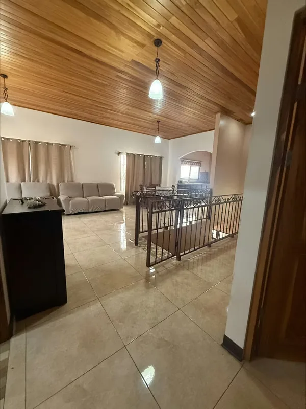Casa en alquiler de una planta, amplia sin muebles ubicada en San Pedro de Poas de Alajuela, a 2 km sur de la Escuela Pedro Aguirre.