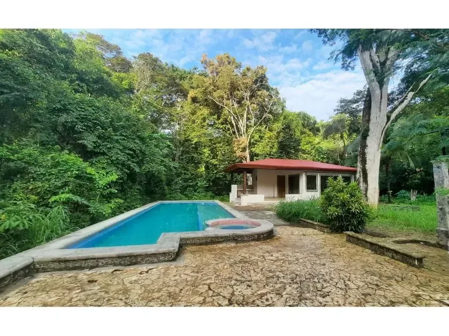 Excellent property with 6 segregated lots facing a public street, in an area of much growth and development. The property features a colonial-style ...