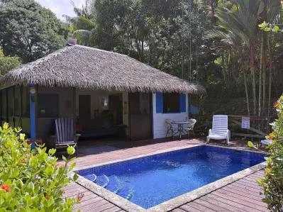 Espectacular refugio de un dormitorio en plena selva, con piscina privada entre los árboles.