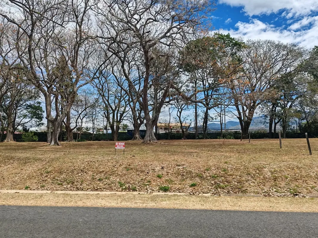 Lot for sale, located in the first stage, from the main entrance, 100 meters to the south.Ciudad Hacienda Los Reyes in a private urban development, a very quiet and safe place to ...