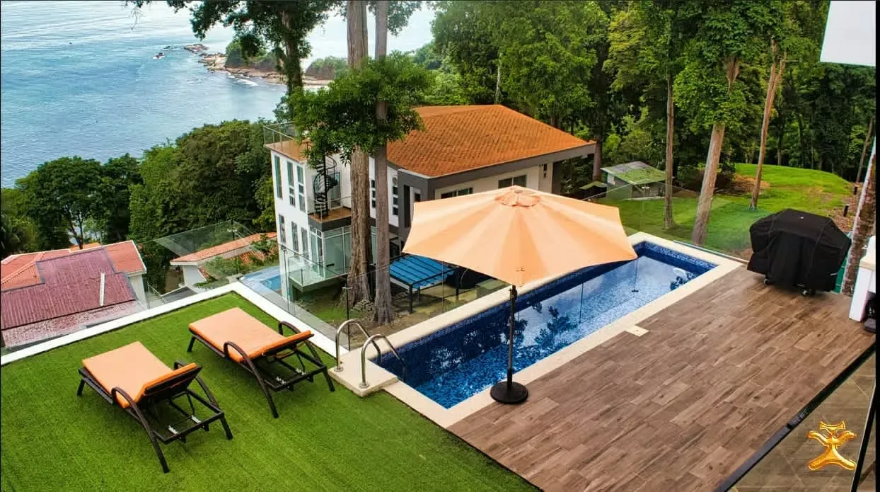 Bienvenido a su nuevo paraíso tropical: una impresionante residencia de tres niveles, ubicada en el exclusivo enclave de Punta Leona, Puntarenas, Costa Rica.