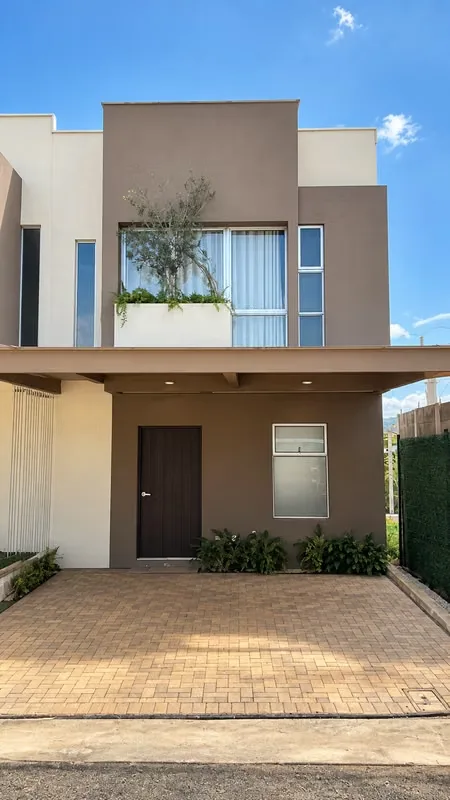 Own a brand-new home in Santa Bárbara, Heredia, located in a modern gated community just 18 minutes from Juan Santamaría International Airport.