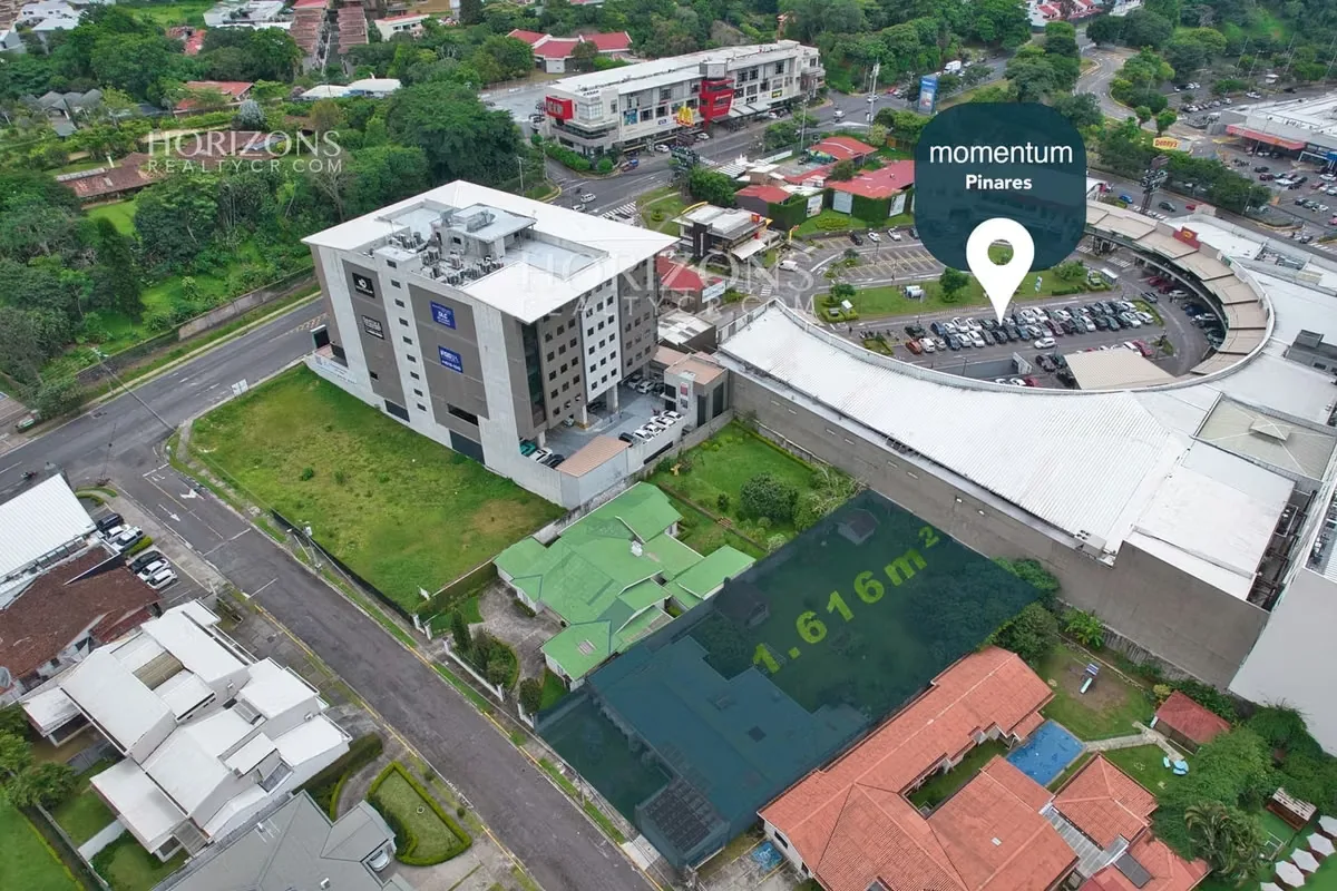 Esta casa de un solo nivel se encuentra en un extenso terreno de 1,616 m², ubicado a solo 200m de Momentum Pinares y Chronos Plaza. Un lugar perfecto para aquellos que buscan espacio, ...