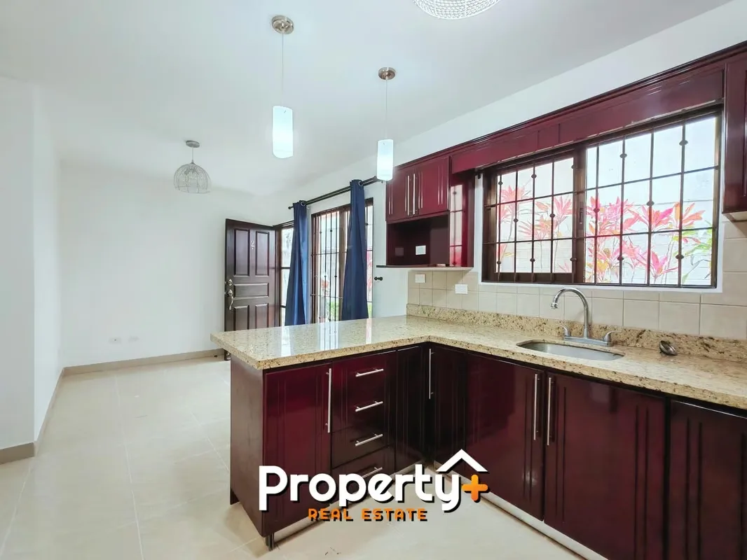 Apartamento en Santa Ana Cantro en condominio pequeño, primer piso, excelente ubicación. Cerca encontrarás Vindi, Mas por Menos, Banco Nacional, Banco de Costa Rica, City Place, ...