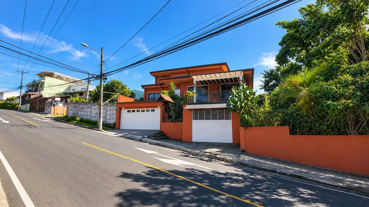Excelente oportunidad de inversión en Santiago de San Rafael de Heredia. Propiedad de tres niveles con amplios espacios, local comercial independiente y uso de suelo residencial, ...