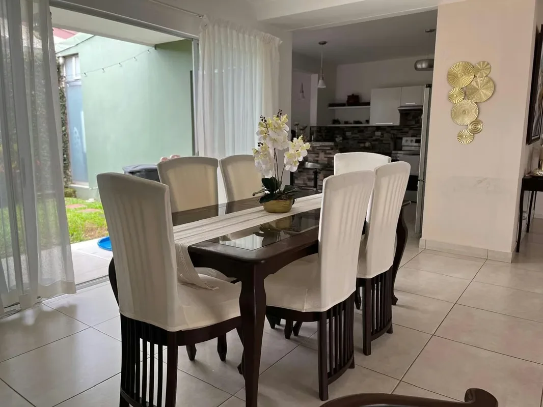 Alquiler de Casa Esquinera de Lujo en Condominio de La Unión muy cerca de Guayabos y Curridabat
