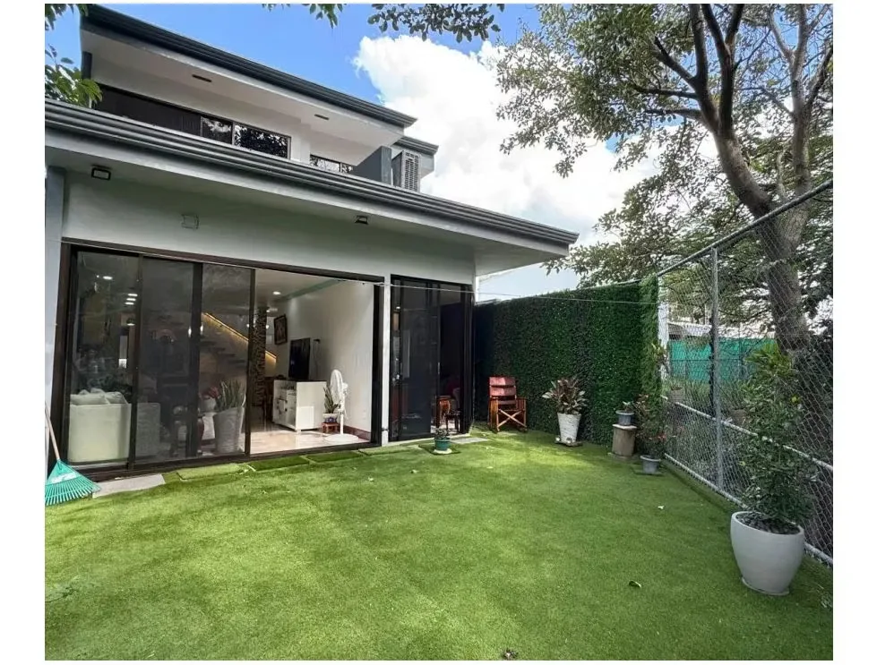 CASA EN VENTA EN SANTA ANA | 360,86 M², JARDÍN INTERNO Y JACUZZI