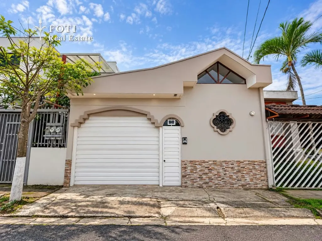 Ubicada en Urbanización Saint Clare, San Vicente de Moravia, esta casa independiente en venta ofrece una distribución funcional, espacios privados y la comodidad de vivir en una zona ...