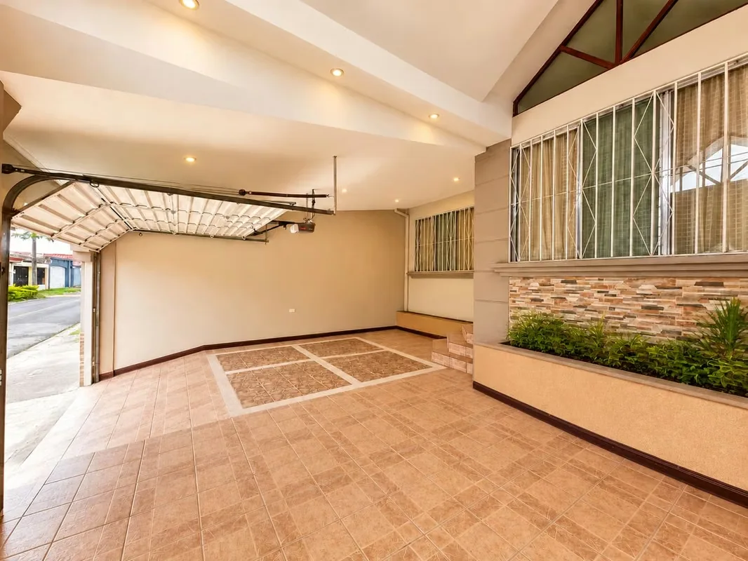 Ubicada en Urbanización Saint Clare, San Vicente de Moravia, esta casa independiente en venta ofrece una distribución funcional, espacios privados y la comodidad de vivir en una zona ..., photo 2