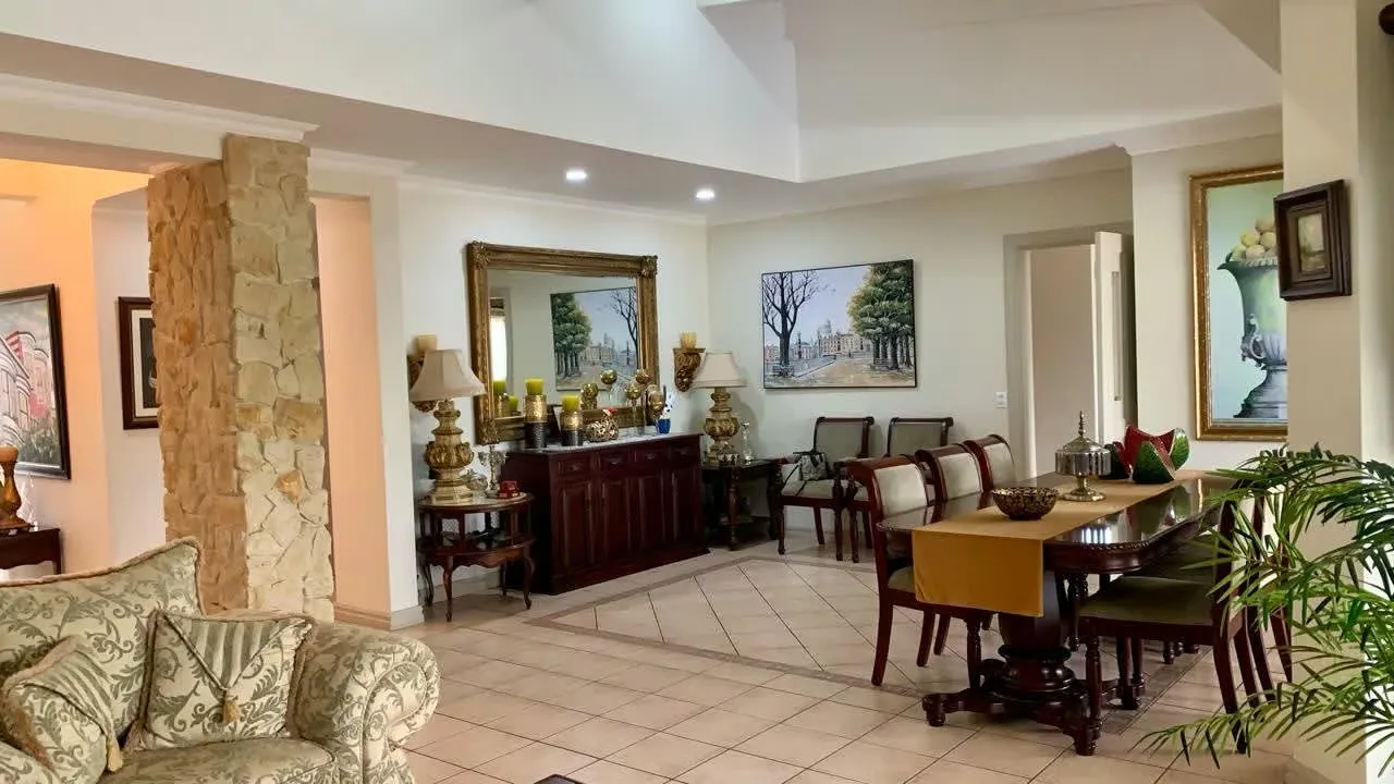 Magnificent House of A Plant with Spacious Spaces in Cariari City.