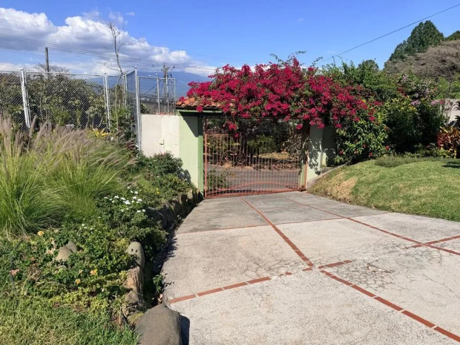 Casa de una planta rodeada de jardines con amplios espacios y ventilación natural #26-1295 GS - Venta en Escazú, photo 12
