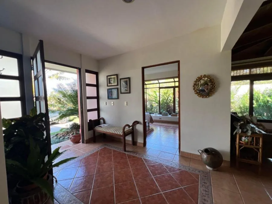 Casa de una planta rodeada de jardines con amplios espacios y ventilación natural #26-1295 GS - Venta en Escazú, photo 13
