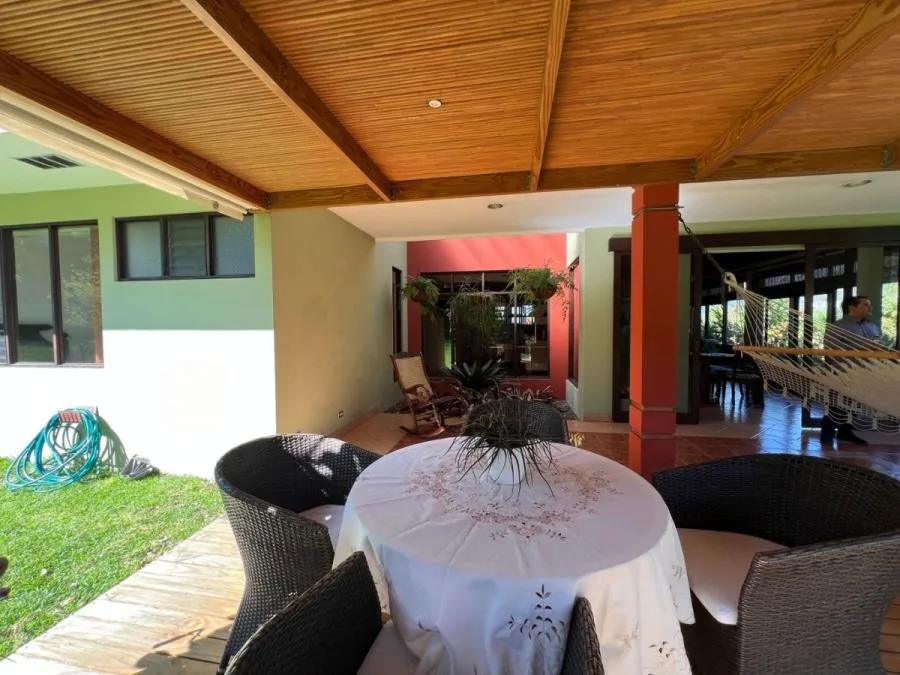 Casa de una planta rodeada de jardines con amplios espacios y ventilación natural #26-1295 GS - Venta en Escazú, photo 14