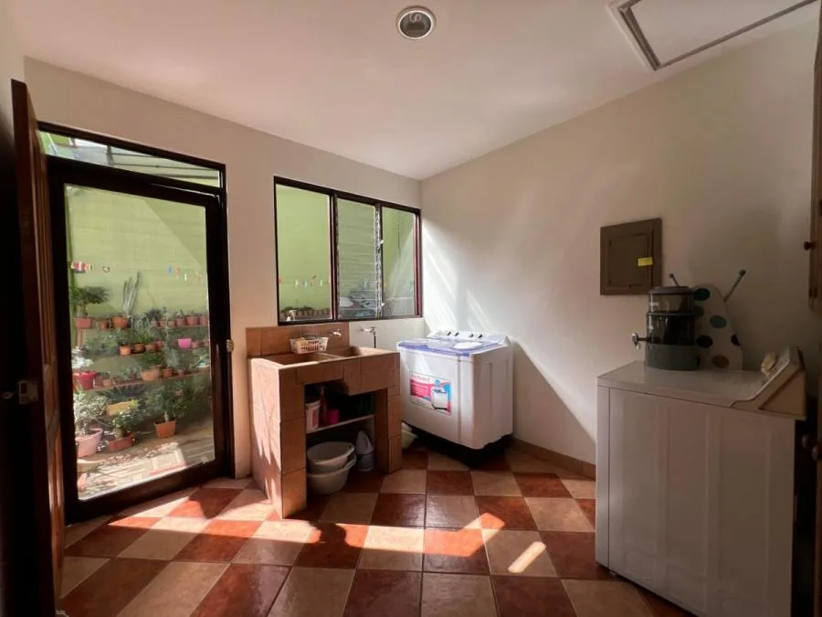 Casa de una planta rodeada de jardines con amplios espacios y ventilación natural #26-1295 GS - Venta en Escazú, photo 3