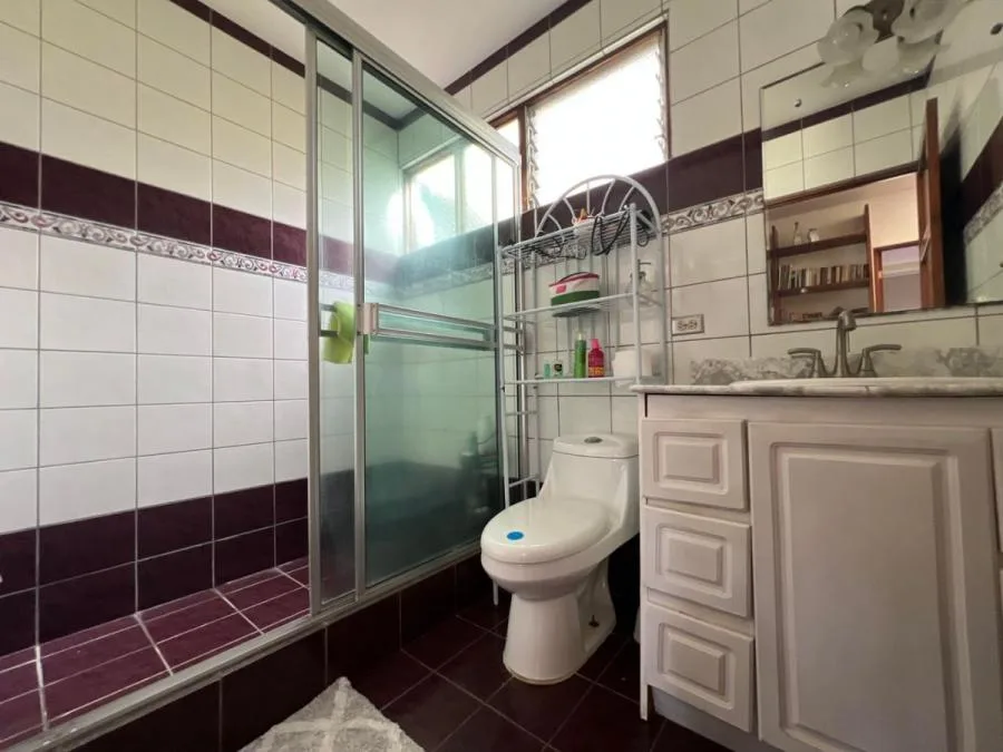 Casa de una planta rodeada de jardines con amplios espacios y ventilación natural #26-1295 GS - Venta en Escazú, photo 4