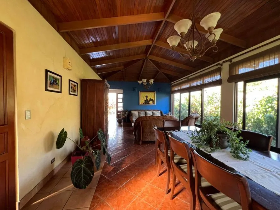 Casa de una planta rodeada de jardines con amplios espacios y ventilación natural #26-1295 GS - Venta en Escazú, photo 6