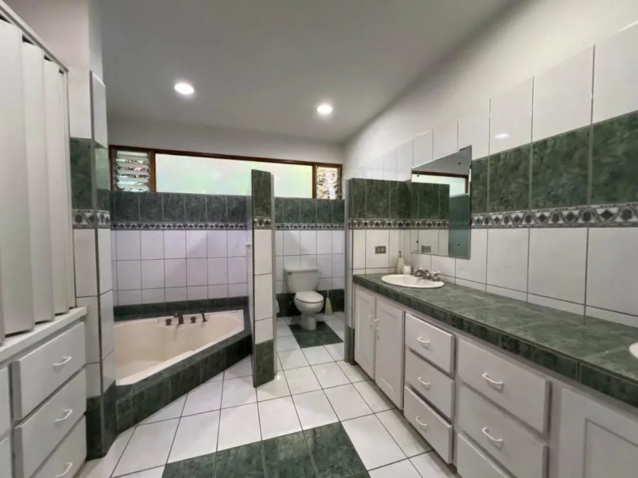 Casa de una planta rodeada de jardines con amplios espacios y ventilación natural #26-1295 GS - Venta en Escazú, photo 10