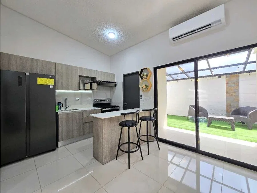 CASA EN ALQUILER NUEVA Y AMUEBLADA EN ROBLES DE LINDORA SANTA ANA